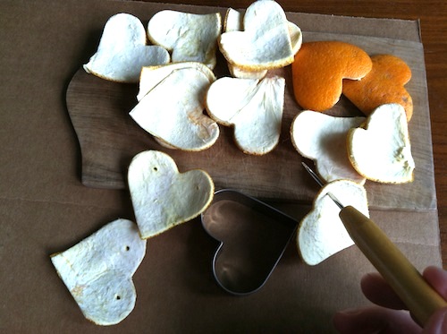 Love the cheery sweet smell of citrus? Click through to get a FREE Wonder Wednesday citrus garland making activity!