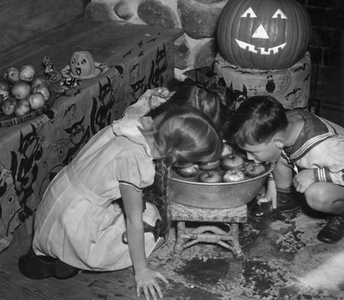 8693f2f4ed05536767482e998e5d6870-apple-bobbing-vintage-halloween-photos